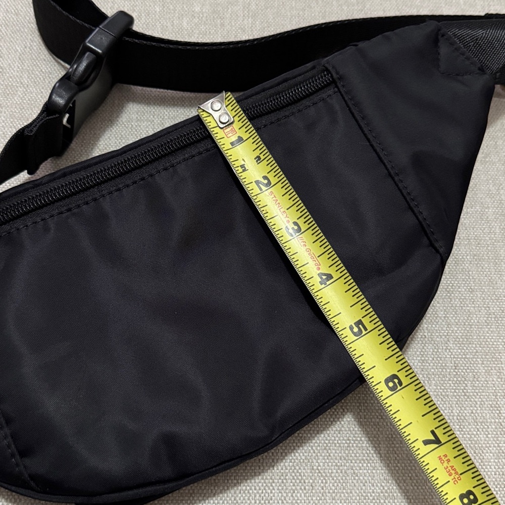 Like New Belt Bag-Unbranded-Black-4 Zipper Compartments-Gold Toned Zippers-Nylon - Picture 14 of 15